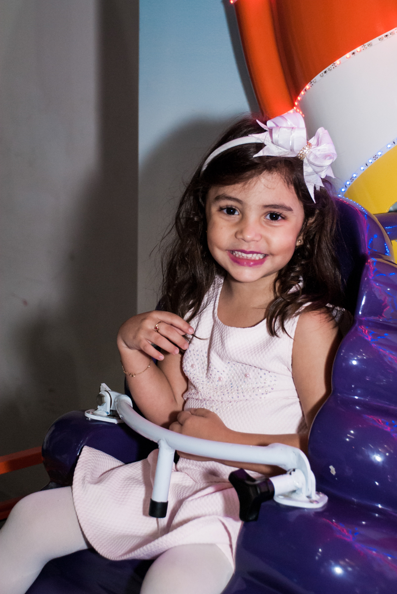 a amiga brinca no carrossel