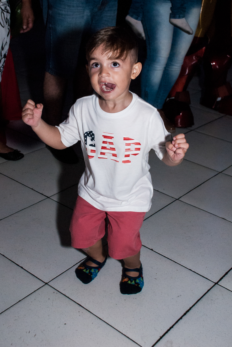 imitando os personagens dos super herois