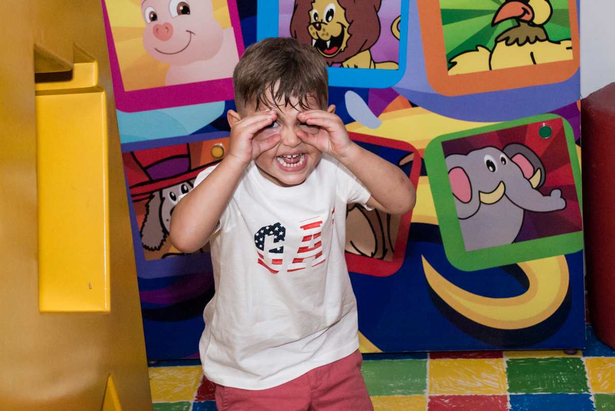 fazendo caretas para o fotógrafo