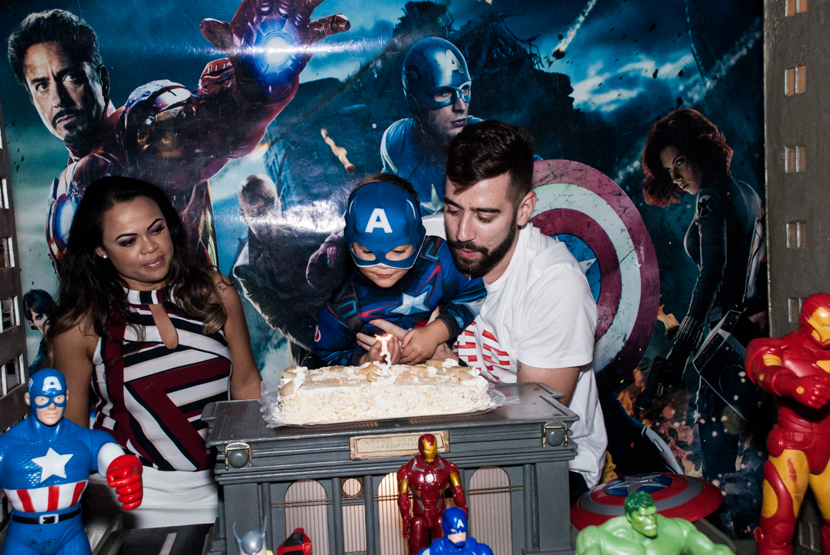 soprando a vela do bolo