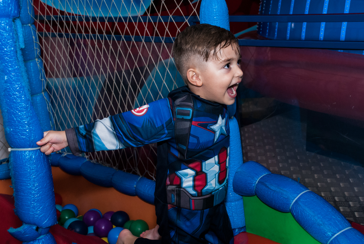 muita diversáo com os personagens super herois