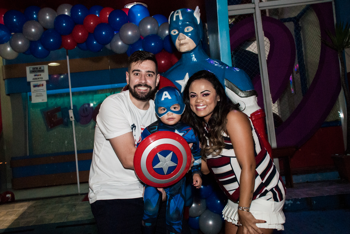 fotografia da família no arco de bexigas