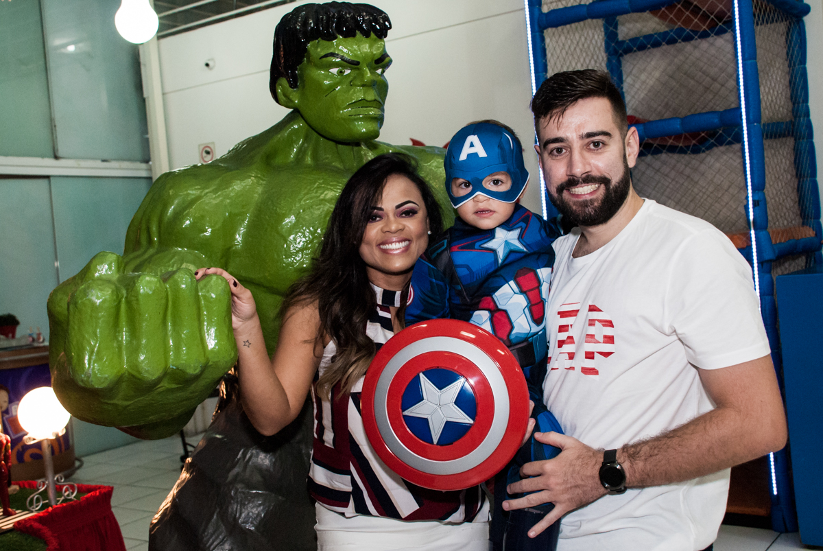 posando para a foto com o incrivel hulk