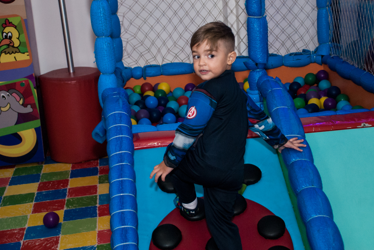 correndo para brincar e curtir a festa