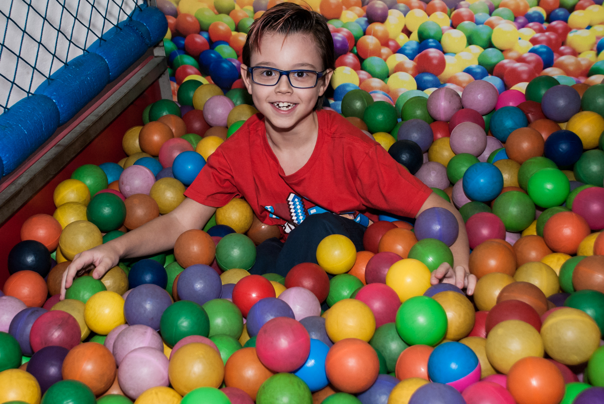 brincando na piscina de bolinhas