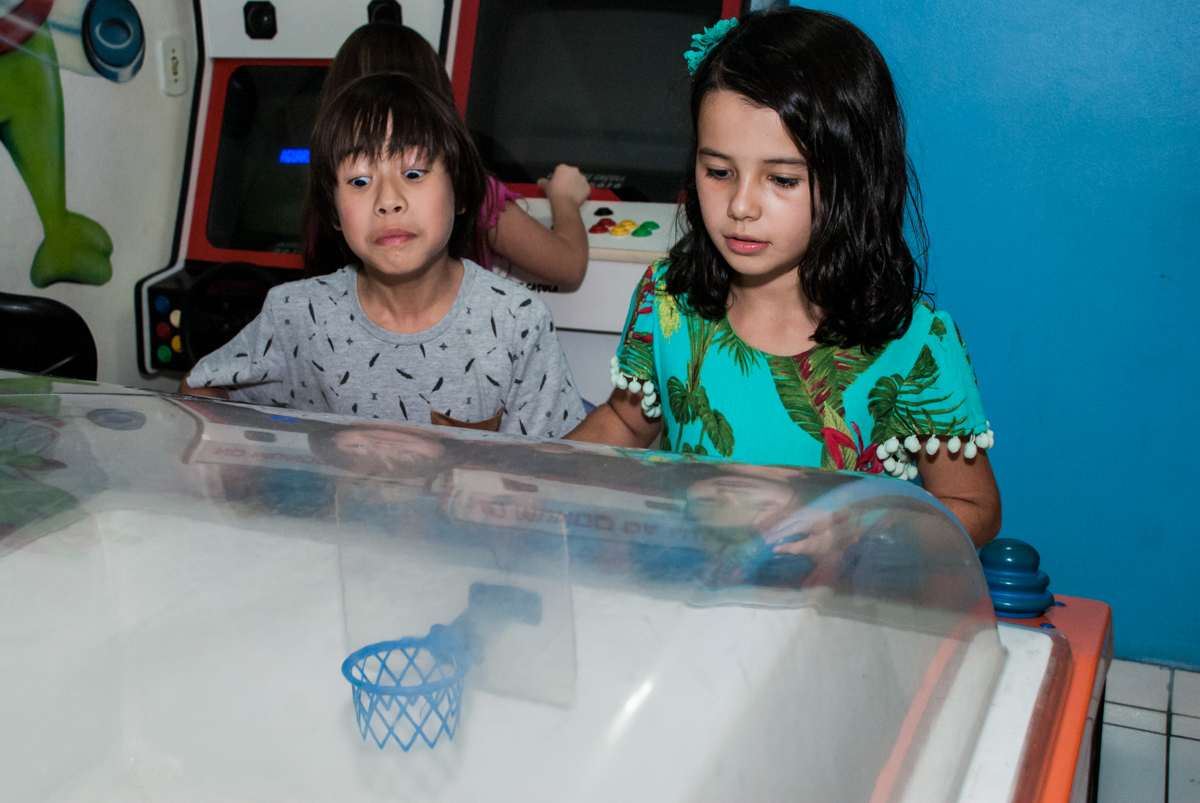 adversário se defende no jogo de futebol