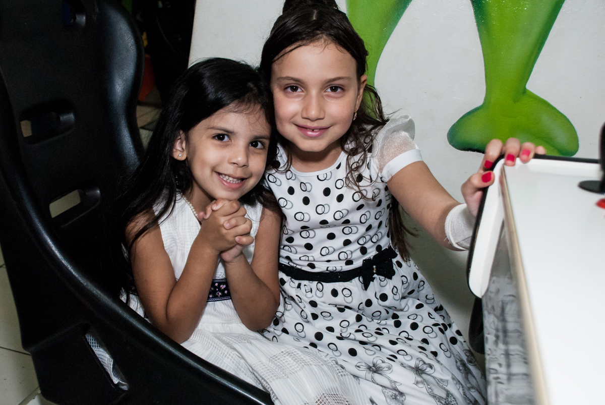 recebendo a amiga para a festa