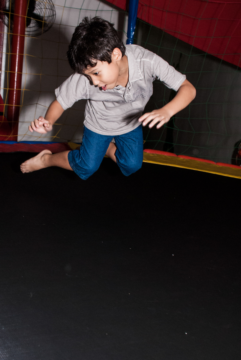 mais amiguinho brinca na cama elástica