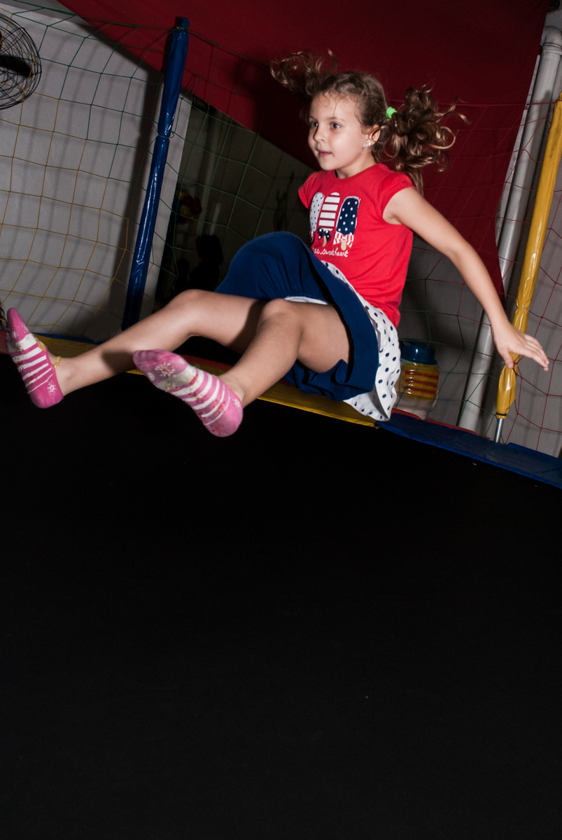 todas as criança curtem o pula pula