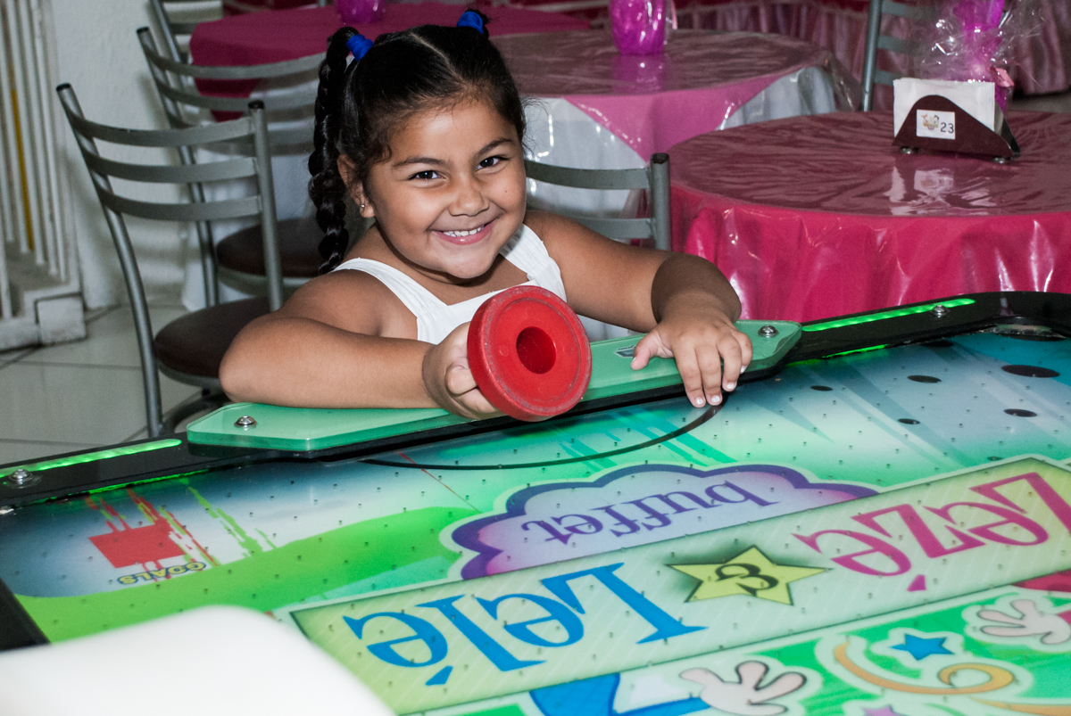 a amiga é a advesária no jogo de fiteol