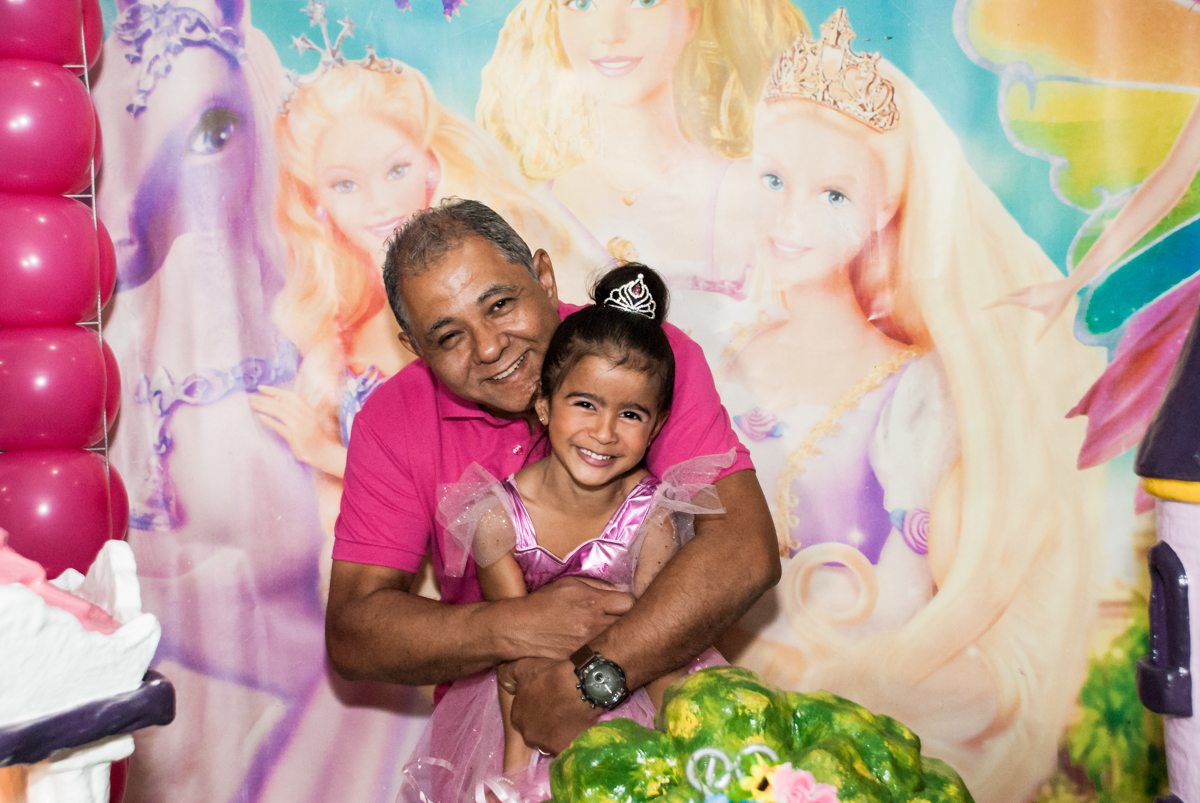 brincando com o pai na mesa decorada