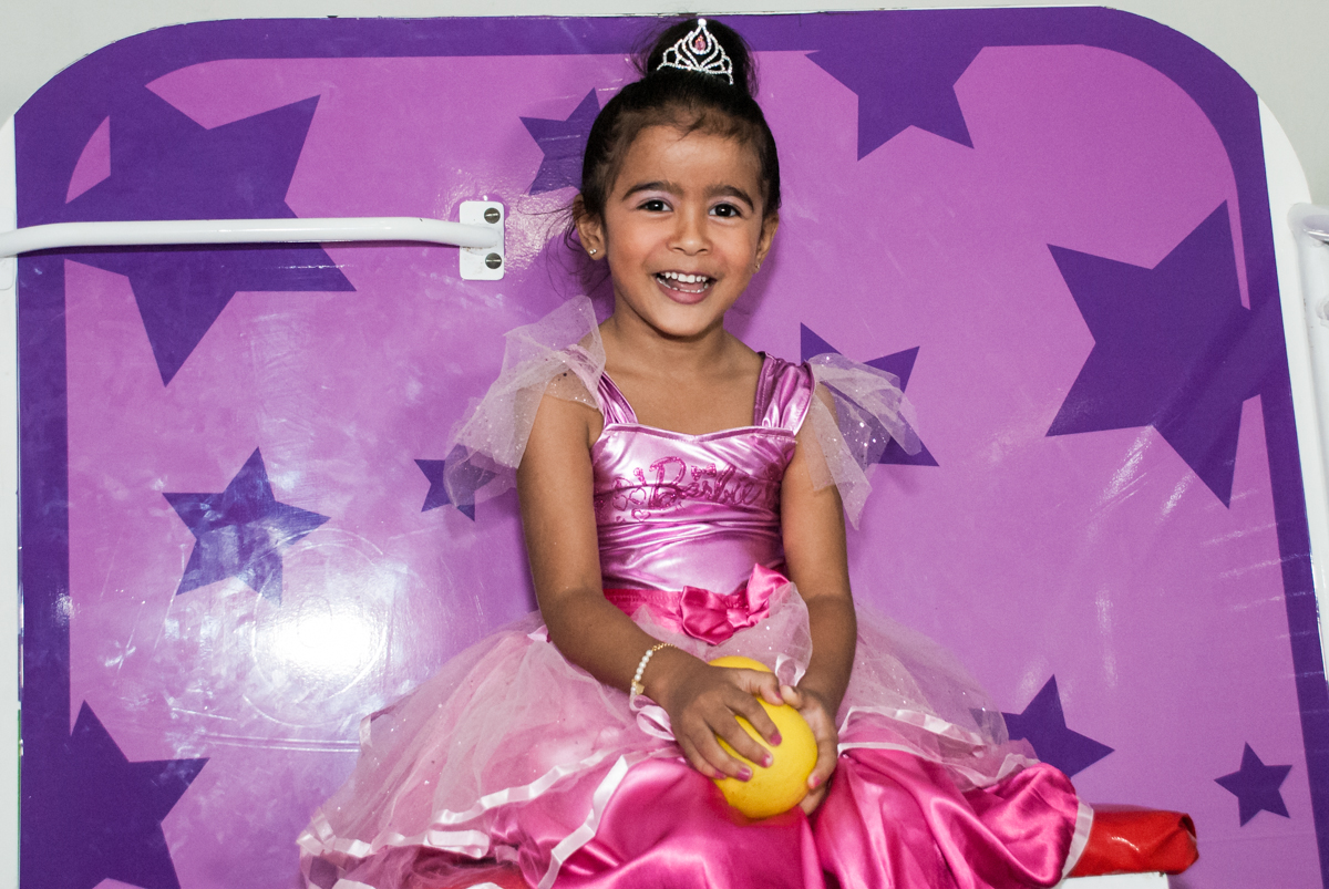 feliz pronta para cair no tombo legal