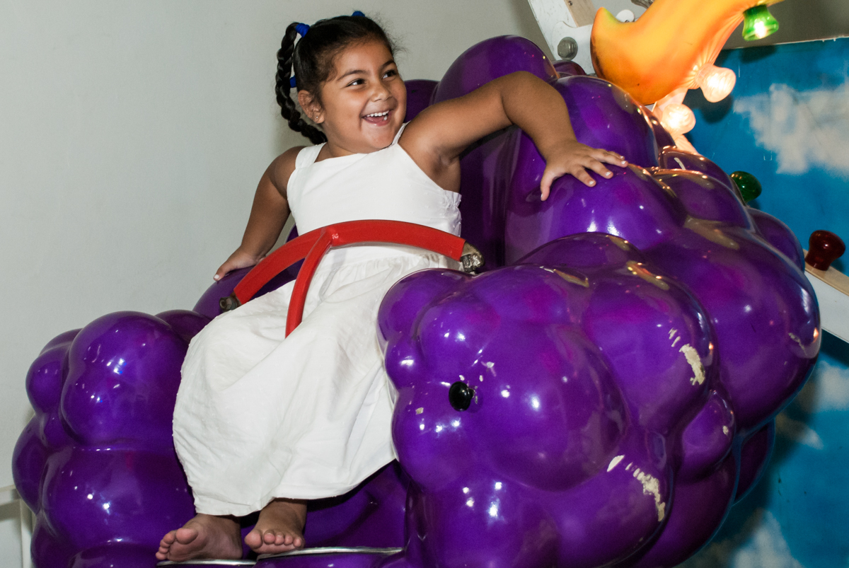 amiga feliz brincando no carrossel nuvem