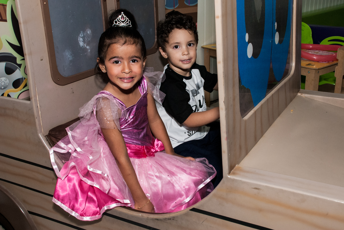 dirigindo o caminhão com o amigo