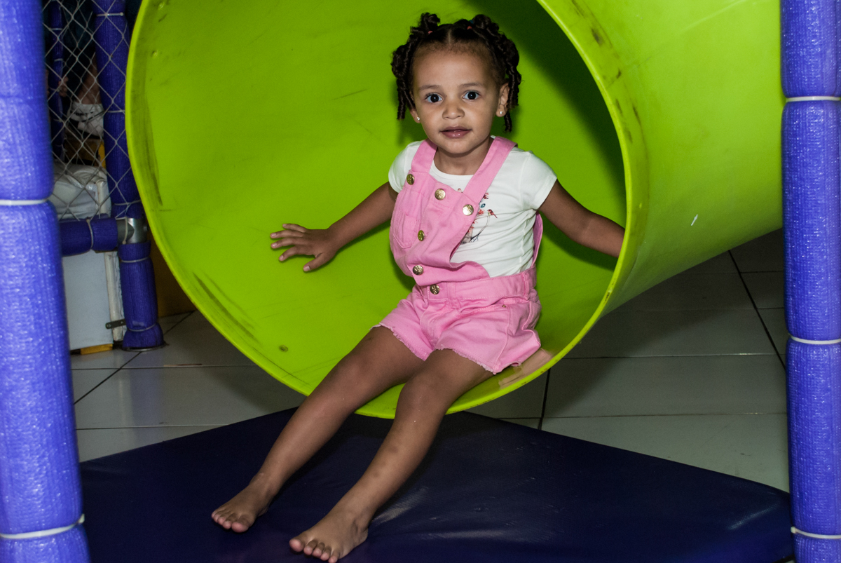 desendo do escorregador do brinquedão