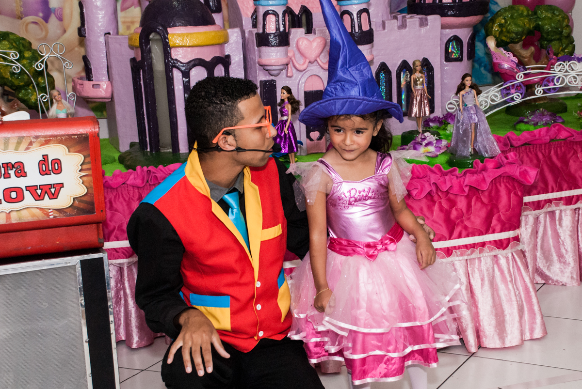 aniversariante participa do show de mágica