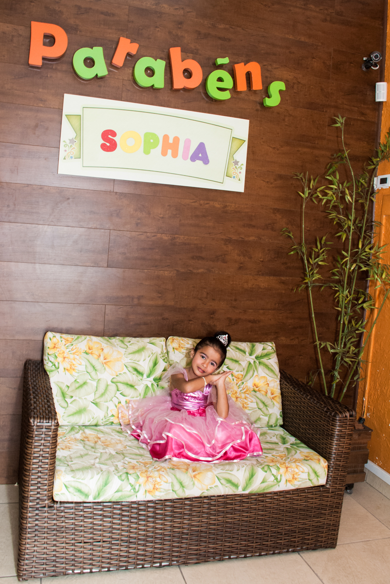 Posando a foto no sofá