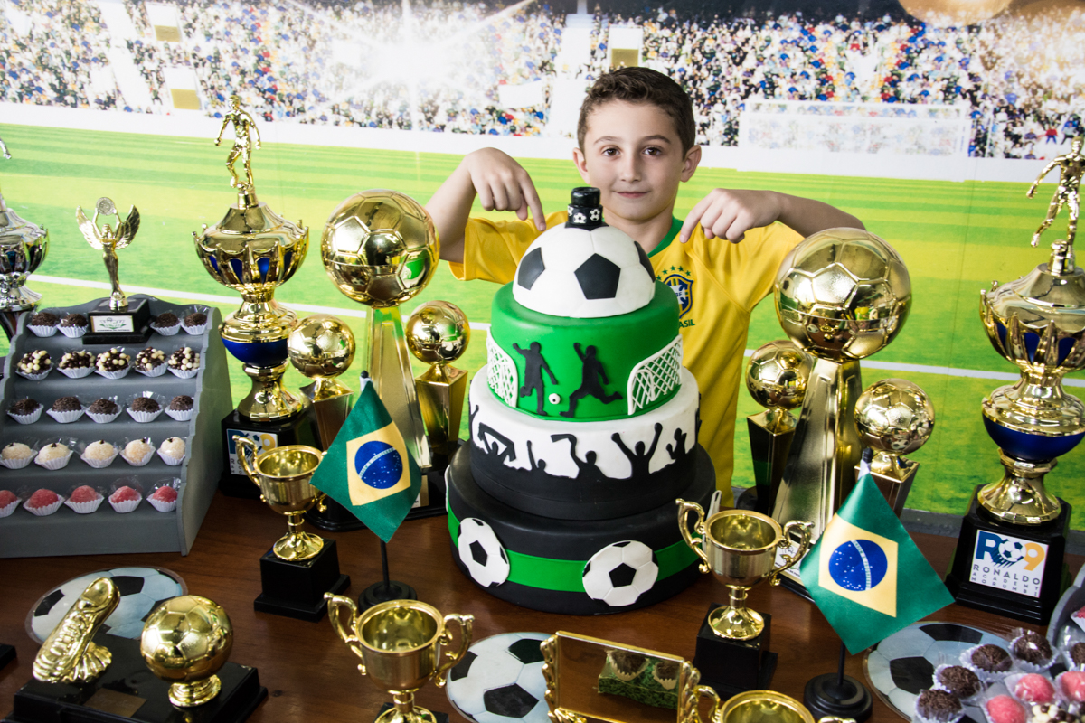 mostrando o bolo temático