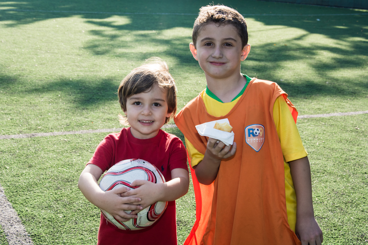 os torcedores assistem ao jogo