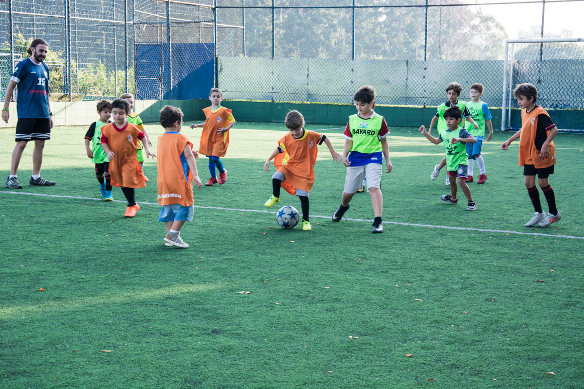O jogo de futebol rola muito animado