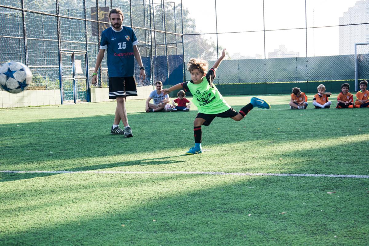 os jogadores se esforçam para um bom resultado