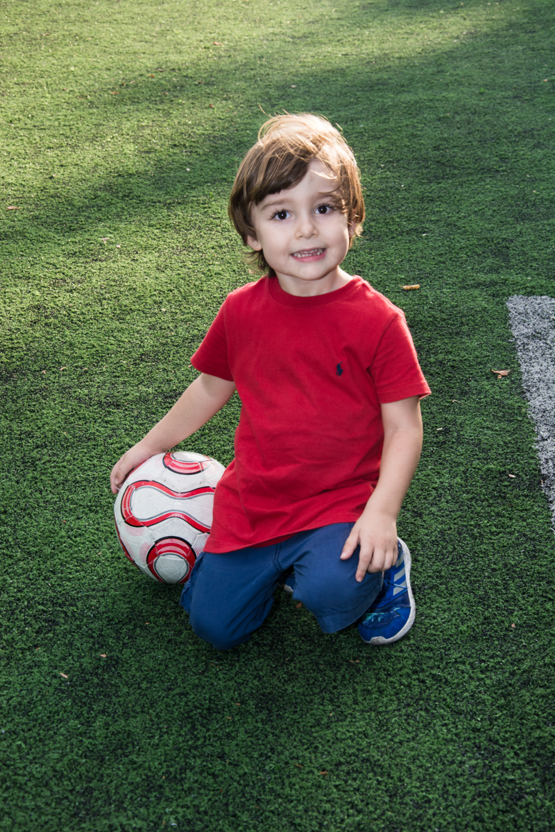 O garotinho também curte o futebol