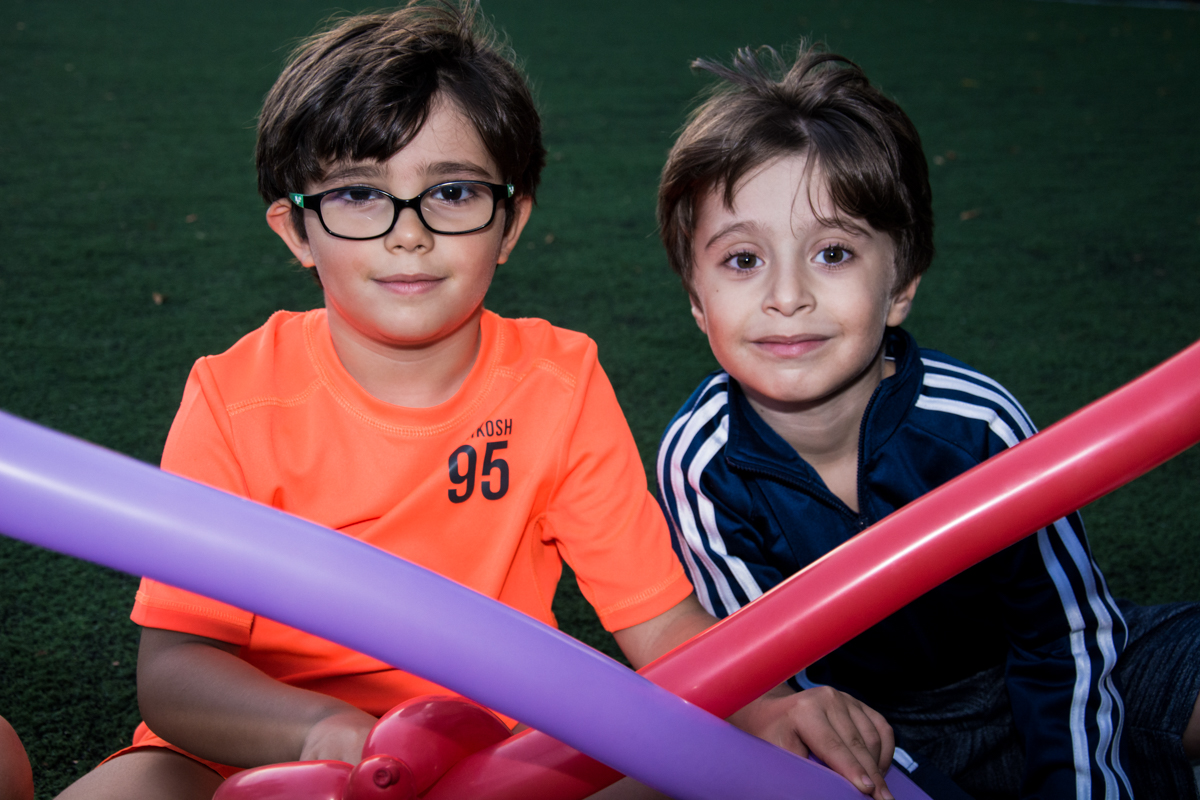 Os amigos faz torcida com bexigas