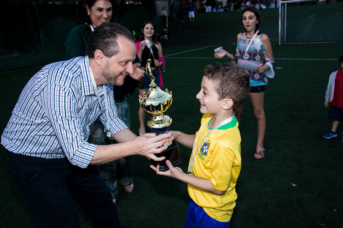 O aniversariante recebe taça de campeao