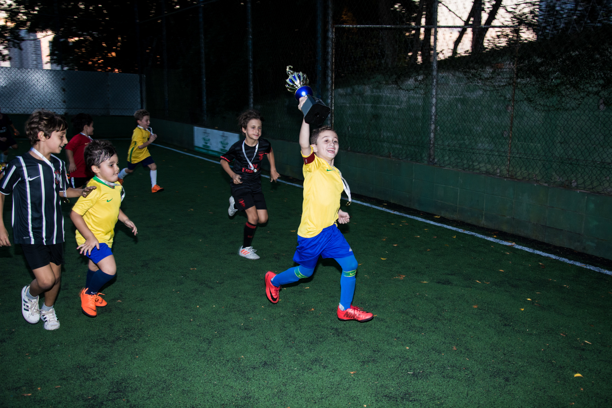 corrida olimpica com a taça