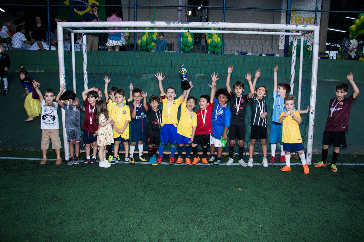 Os jogadores comemoram a vitória do seu time