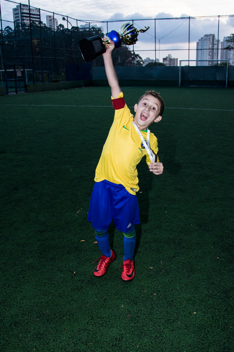 O aniversariante exibe a taça que ganhot