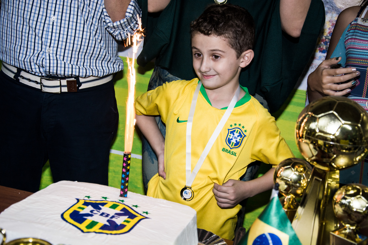 aniversariante sopra a vela do bolo