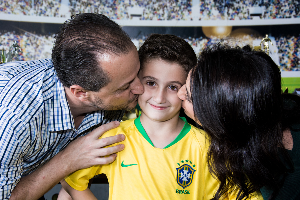 beijo sanduiche dos pais no aniversariante