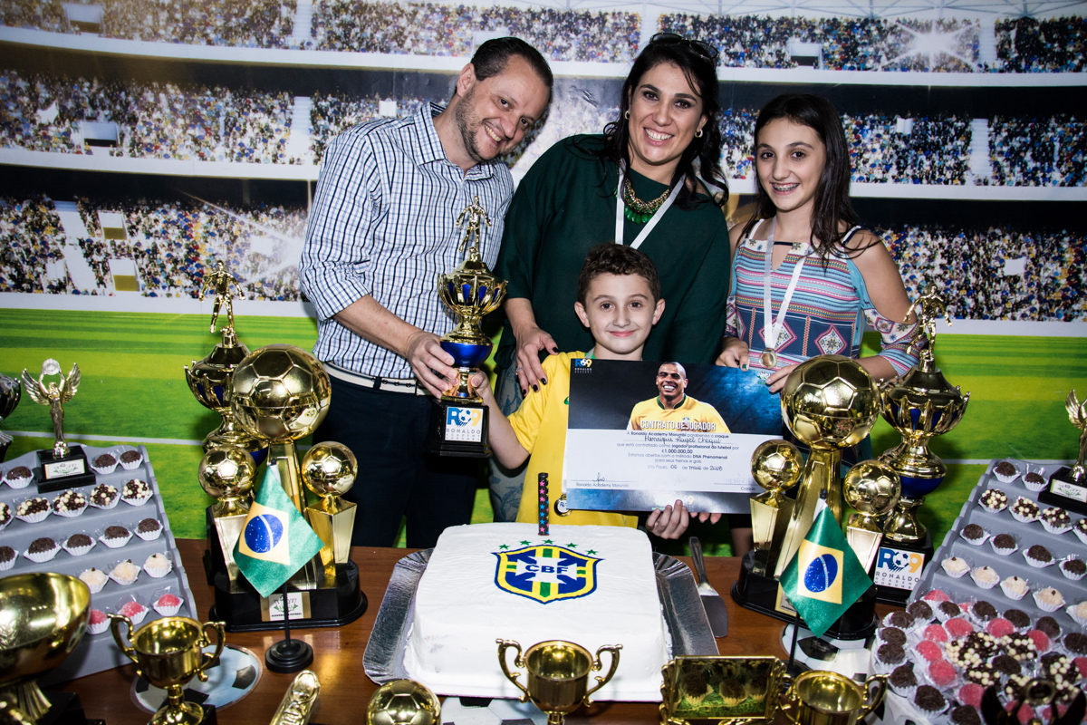 cortando o bolo do aniversario