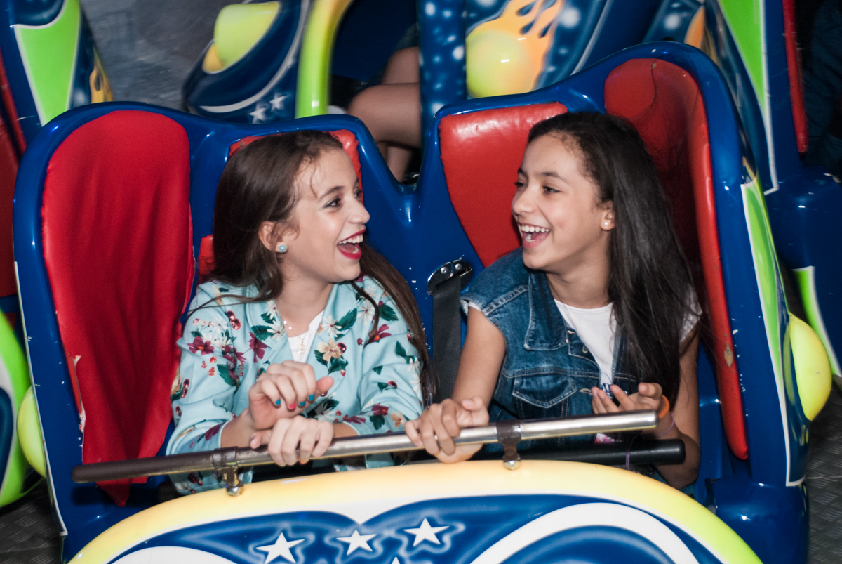 brincando com a amiga no brinquedo jornada nas estrelas