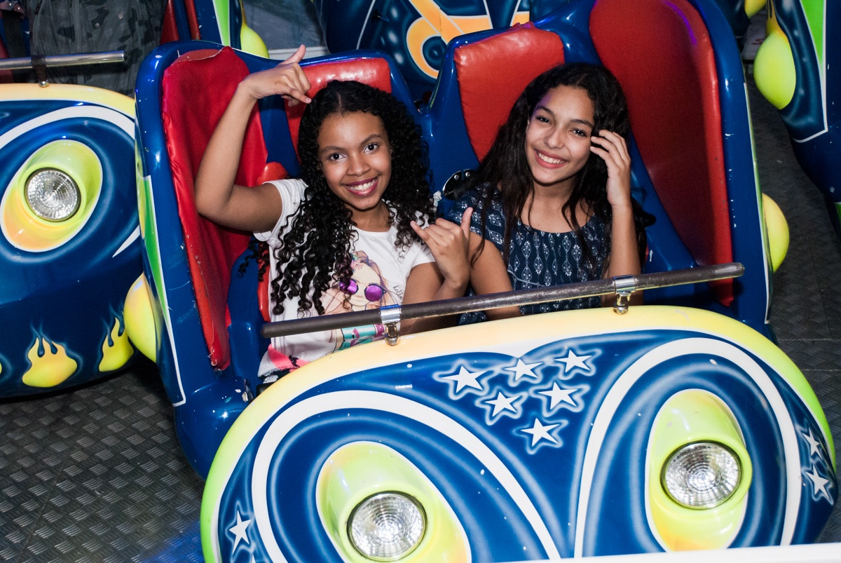 outras amiguinhas também curte o brinquedo jornada nas estrelas