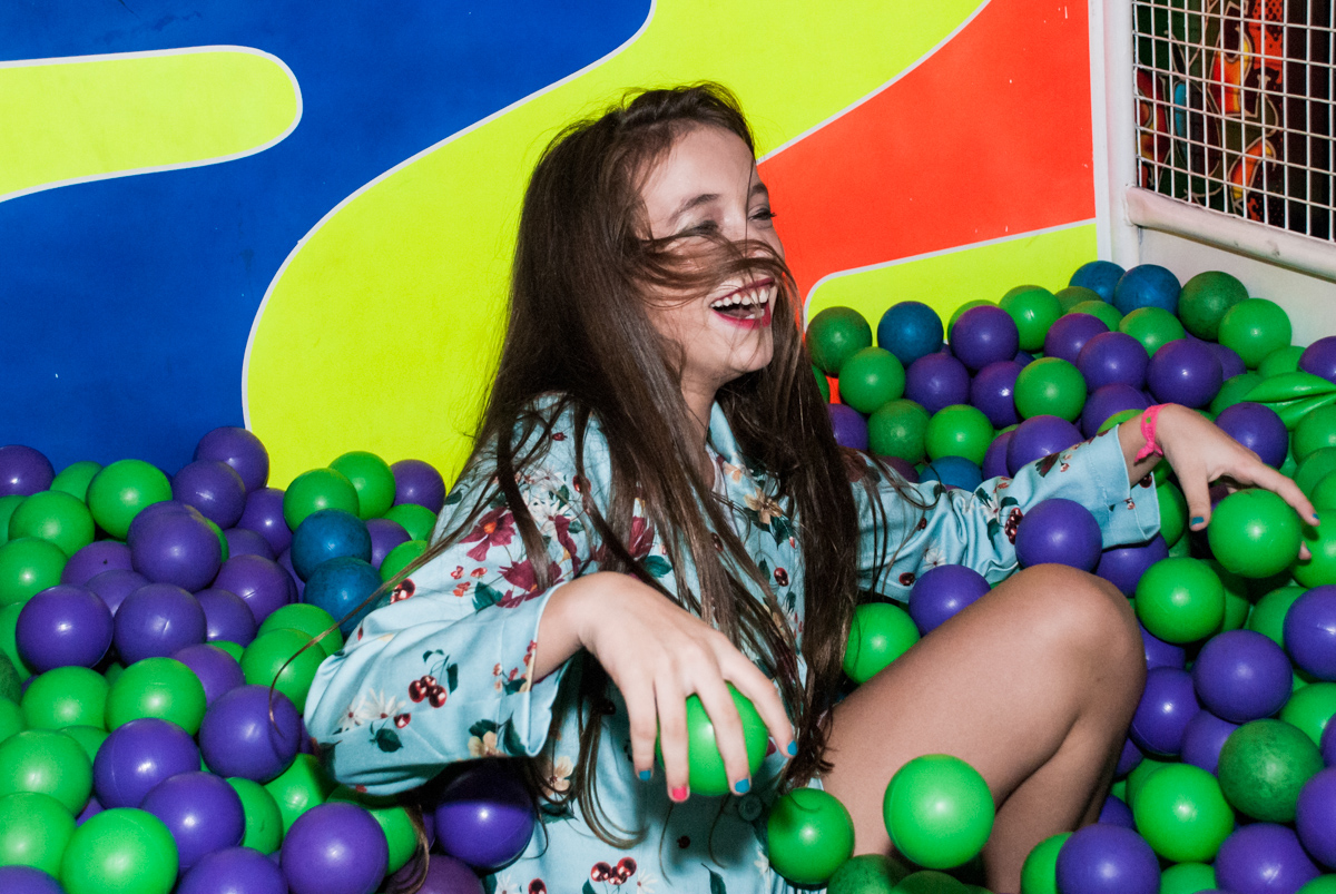brincadeira divertida na piscina de bolinhas
