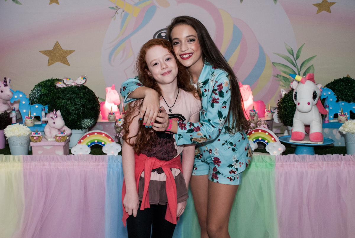 recebendo a amiga para sua festa