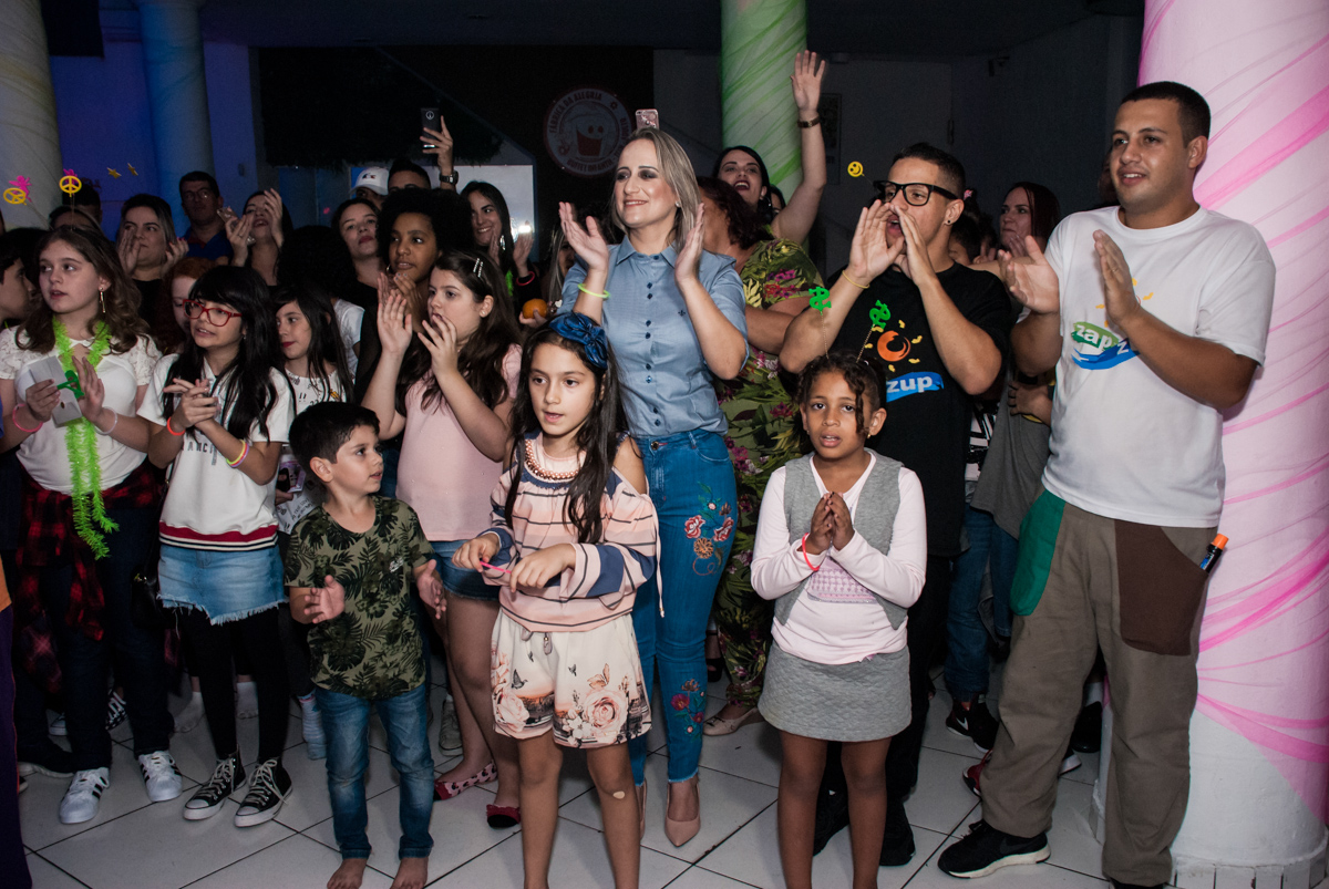 Os convidados aguardam ansiosos para o parbéns