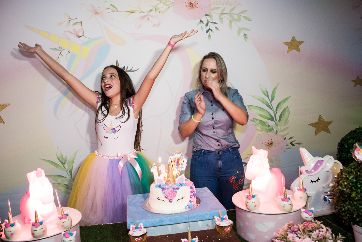 todos cantam parabéns para a aniversriante