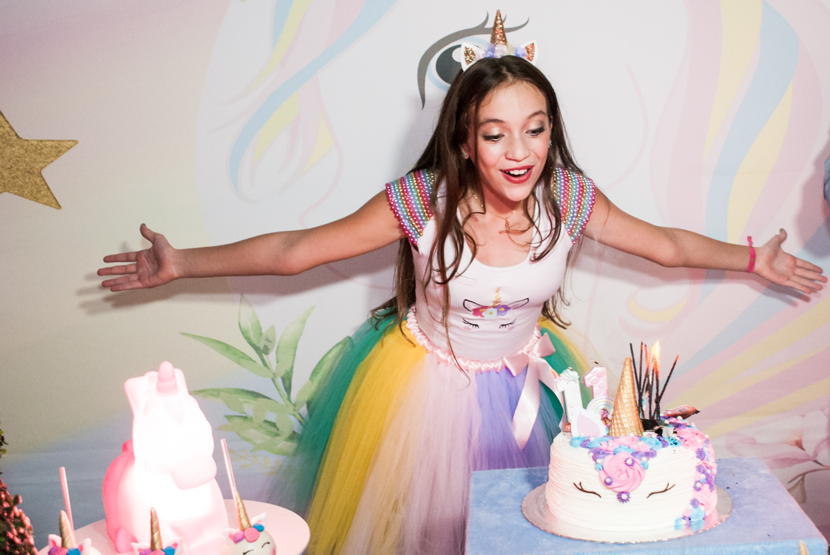 soprando a vela do bolo