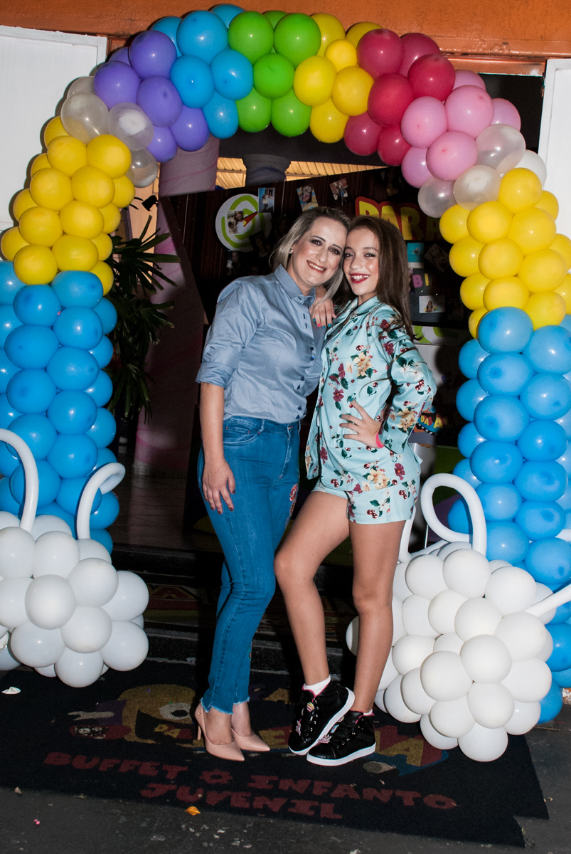 fotografia da família no arco de bexigas