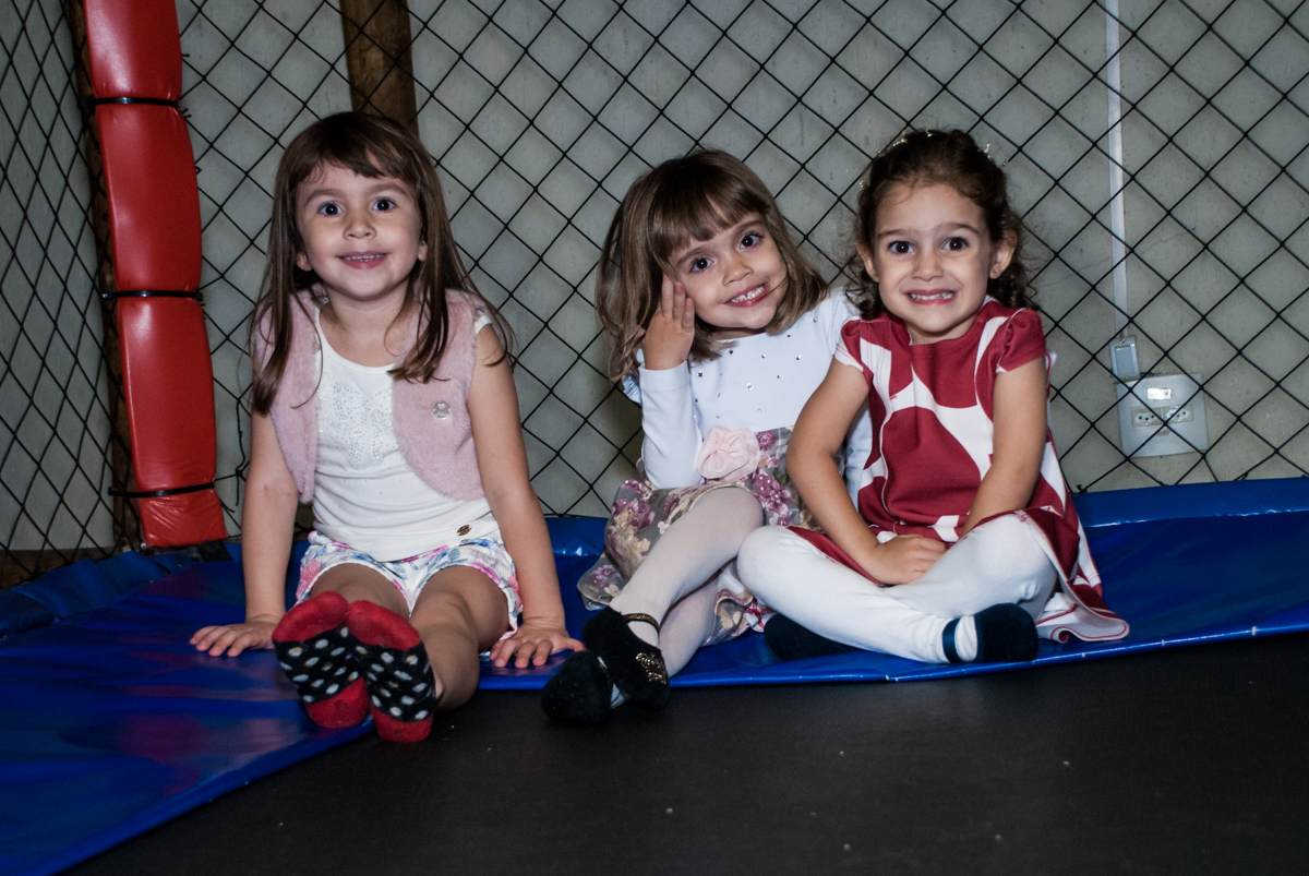 as amiguinhas posam par a foto