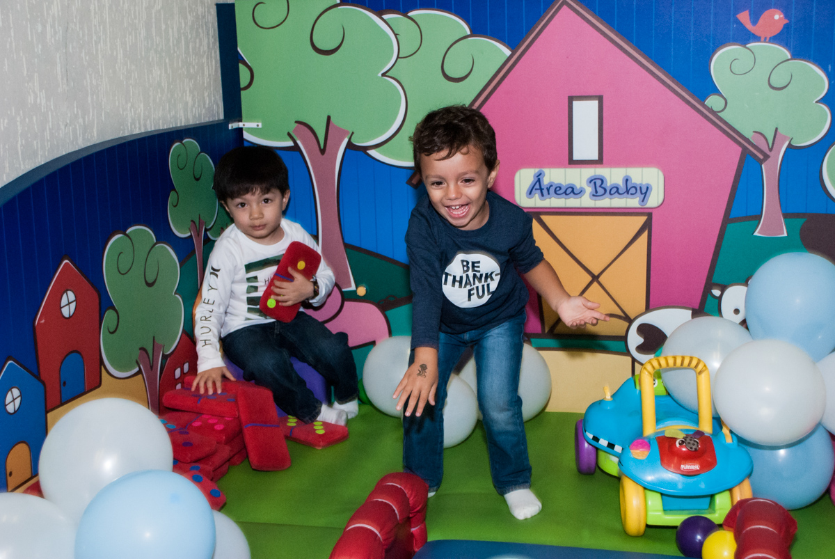 as crianças brincam na área baby