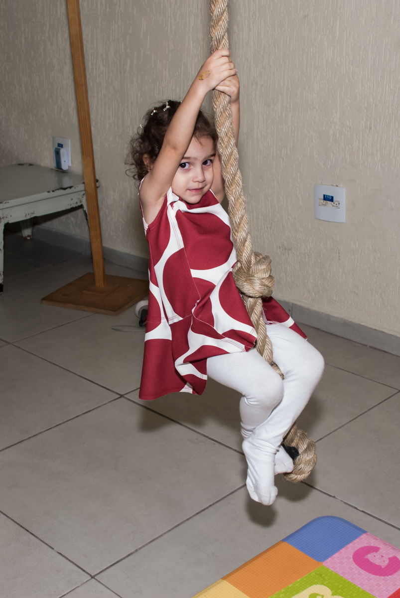 aniversariante também brinca de pendurar na corda