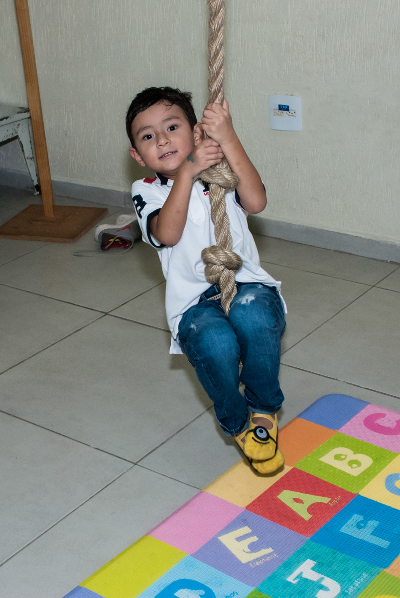 mais um amigo pendurando na corda tipo tarzã