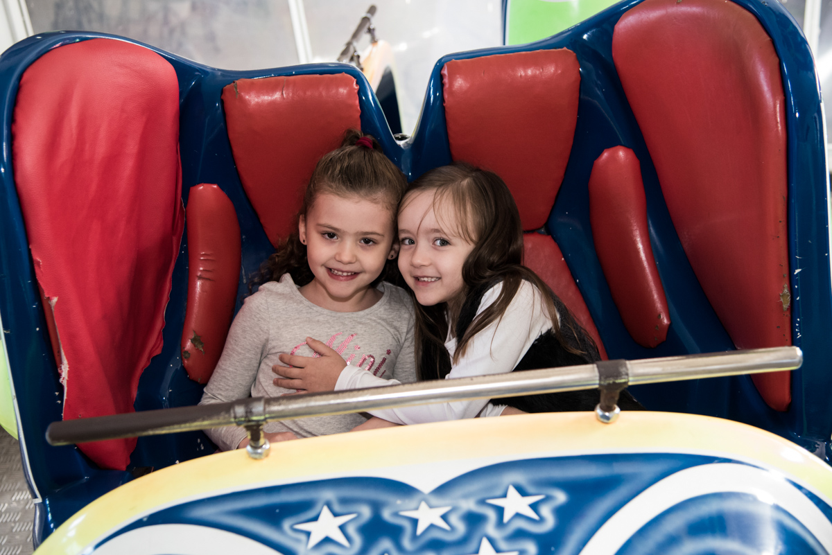 brincando com a amiga no brinquedo jornada nas estrelas