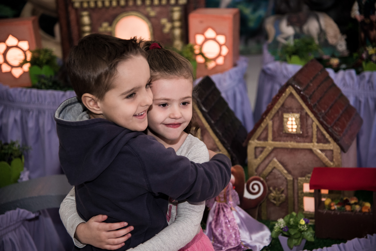 recebendo a amiga para sua festa