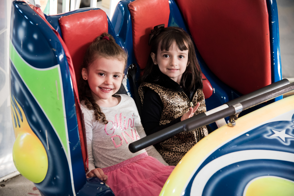 brincando com a amiga em sua festa