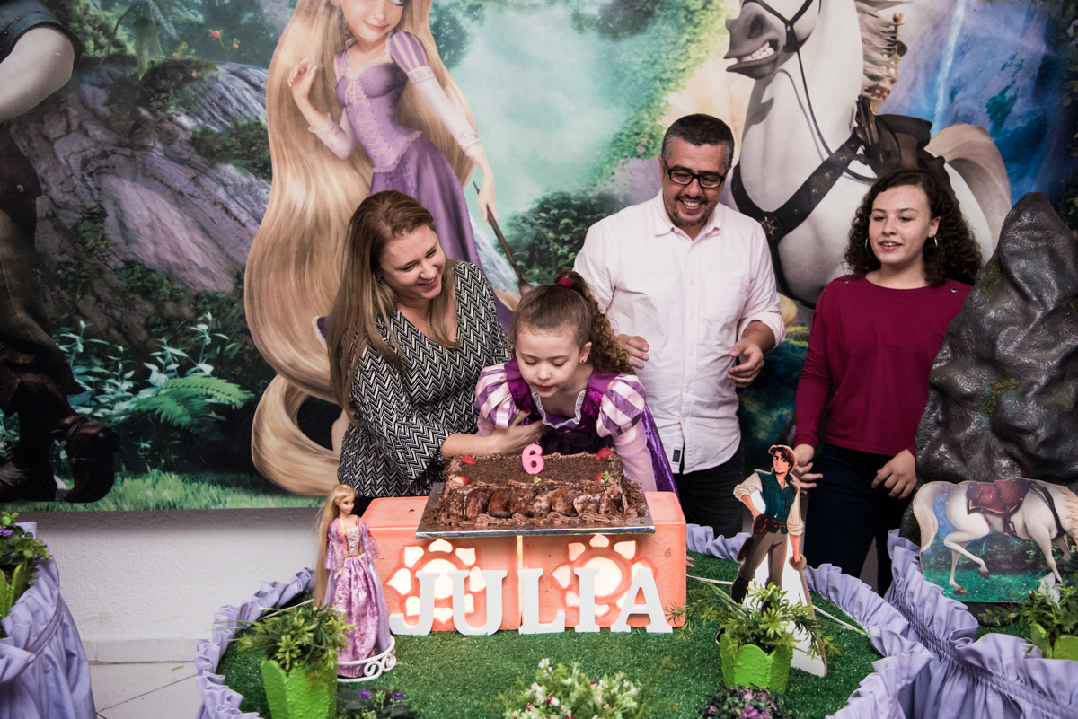 soprando a vela do bolo